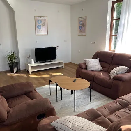 بيت للعطل Living One 3 *